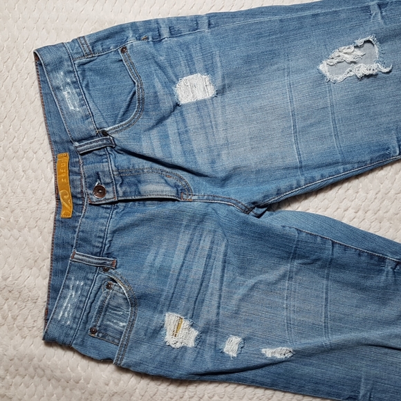 Distressed Cropped Jeans - Picture 2 of 8